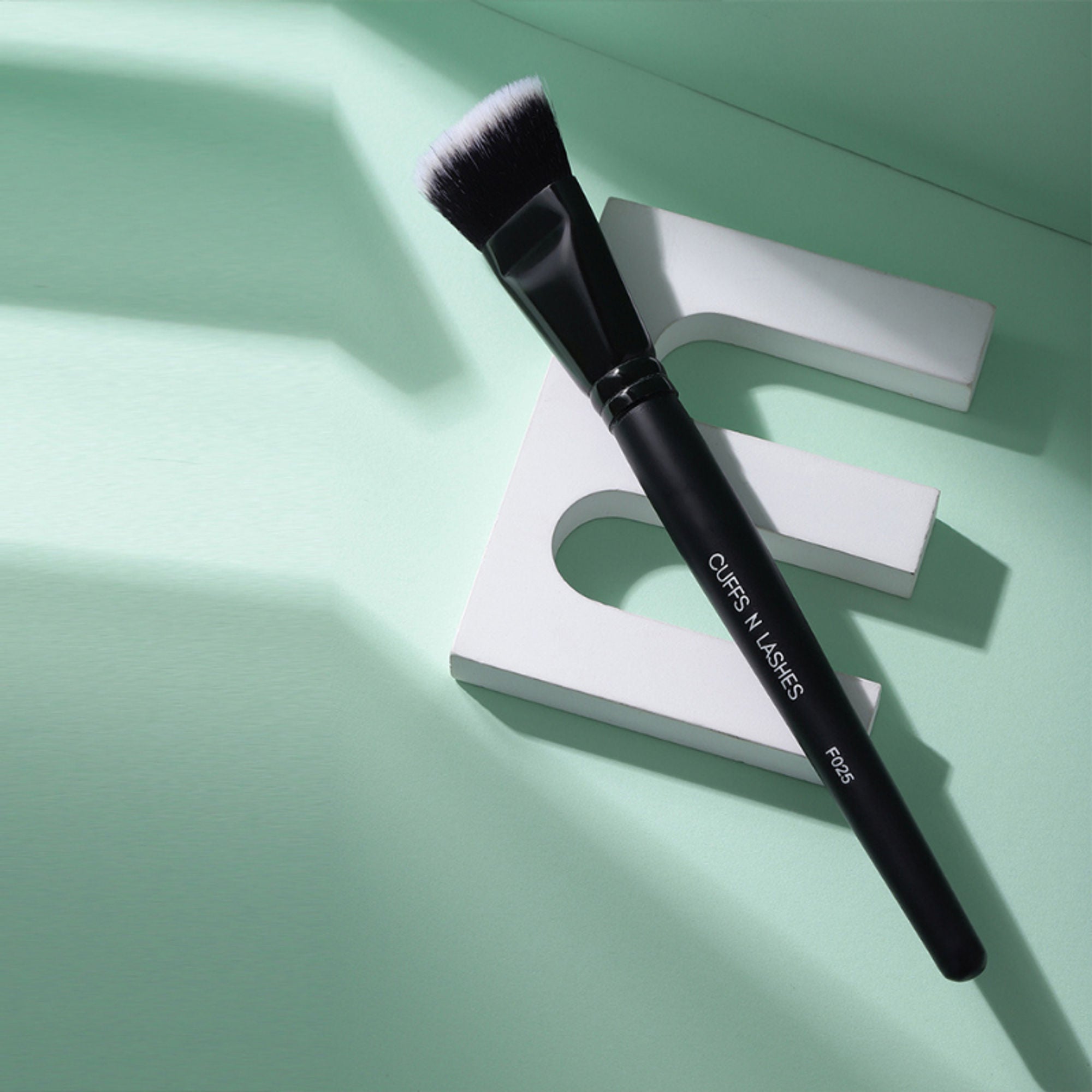 CUFFS N LASHES Big Bronzer Contour Brush - F025