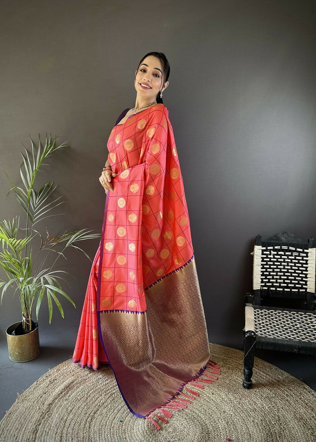 Joban Fashion Pink Checked & Circular Motifs Soft Silk Banarasi Saree
