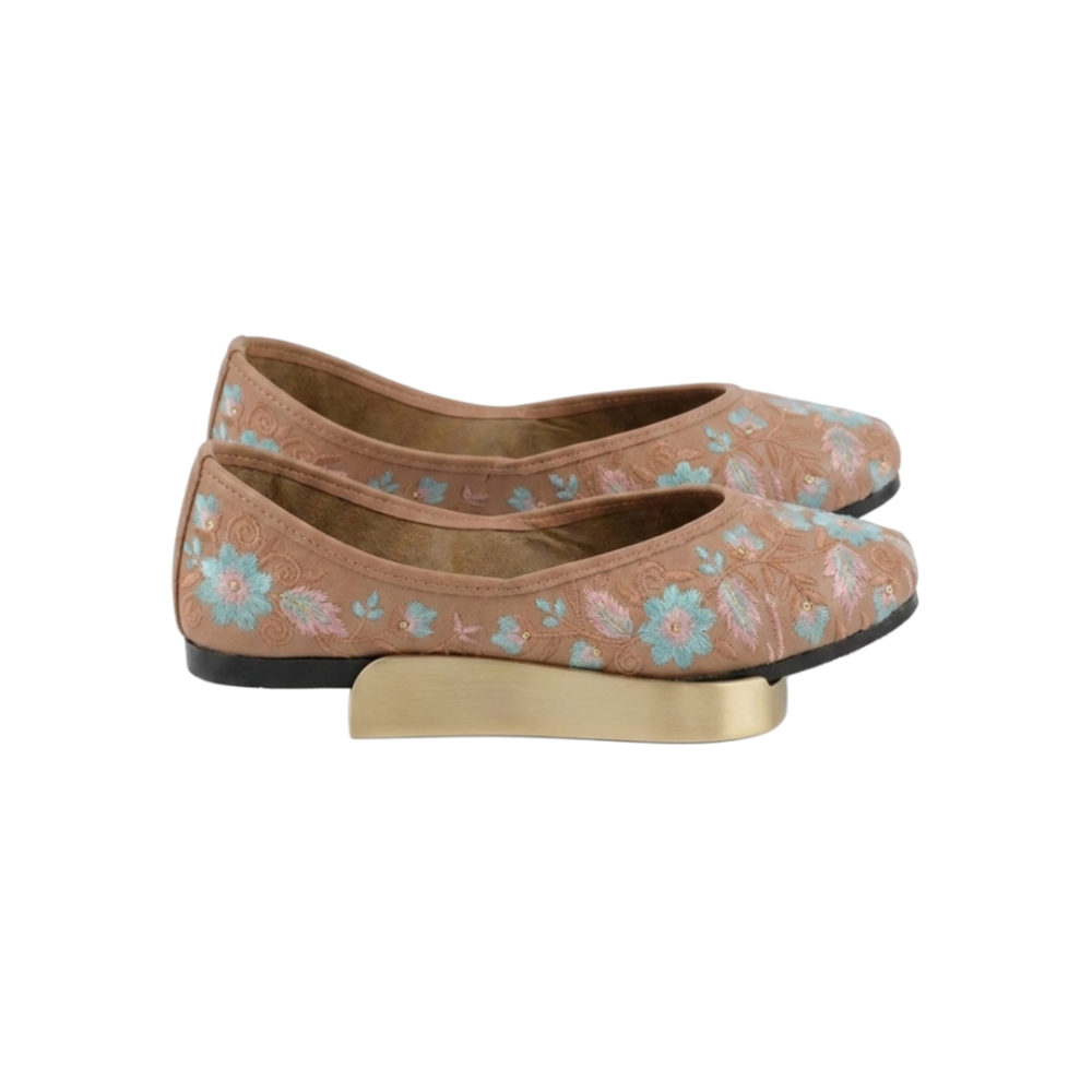 Wrapped in Love – The Fashion Hamper | Kurta Set, Ethnic Footwear & Statement Accessories - kit
