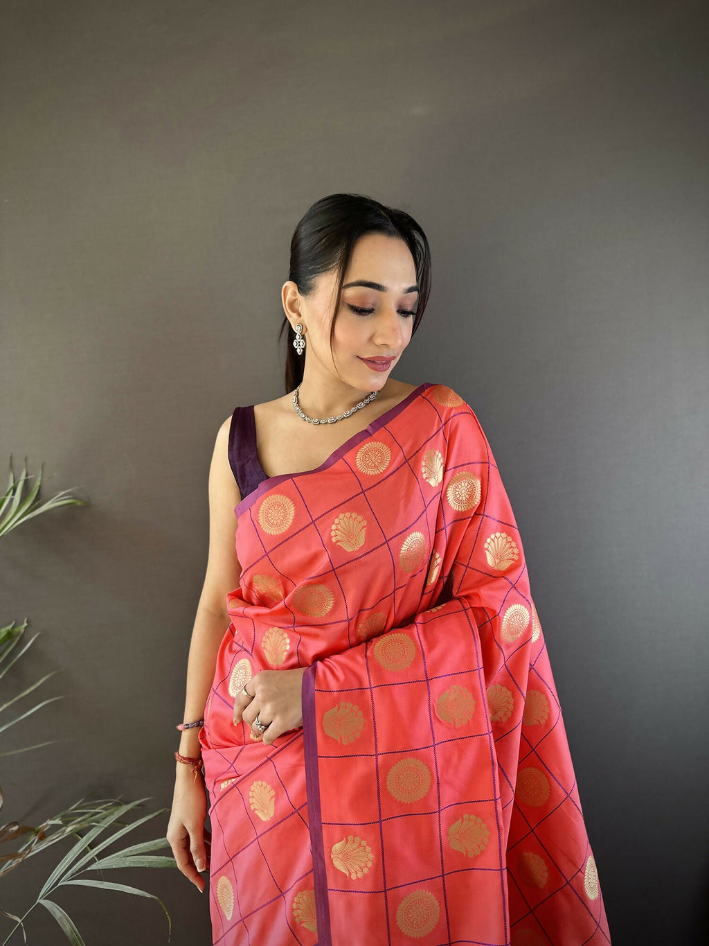Joban Fashion Pink Checked & Circular Motifs Soft Silk Banarasi Saree