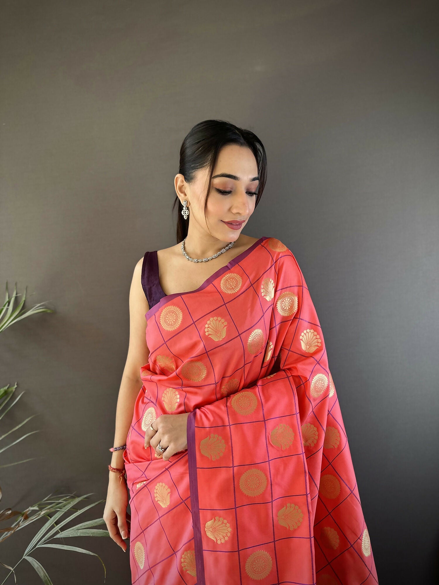 Joban Fashion Pink Checked & Circular Motifs Soft Silk Banarasi Saree