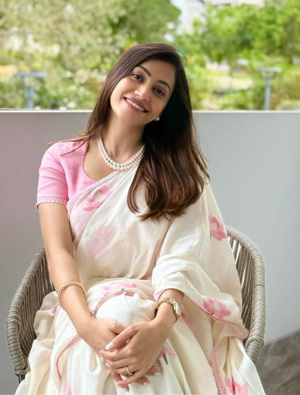 Prime Volt Women's Cream Floral Digital Print Soft Linen Saree With Lace Border & Blouse