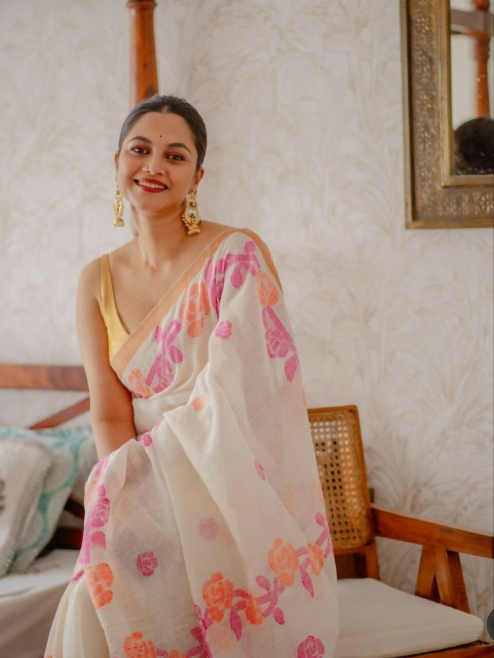 Prime Volt Women's Off-White Floral Digital Print Soft Linen Saree With Blouse