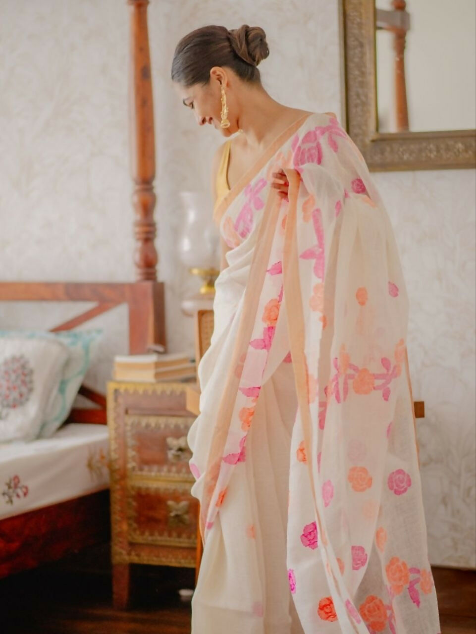 Prime Volt Women's Off-White Floral Digital Print Soft Linen Saree With Blouse