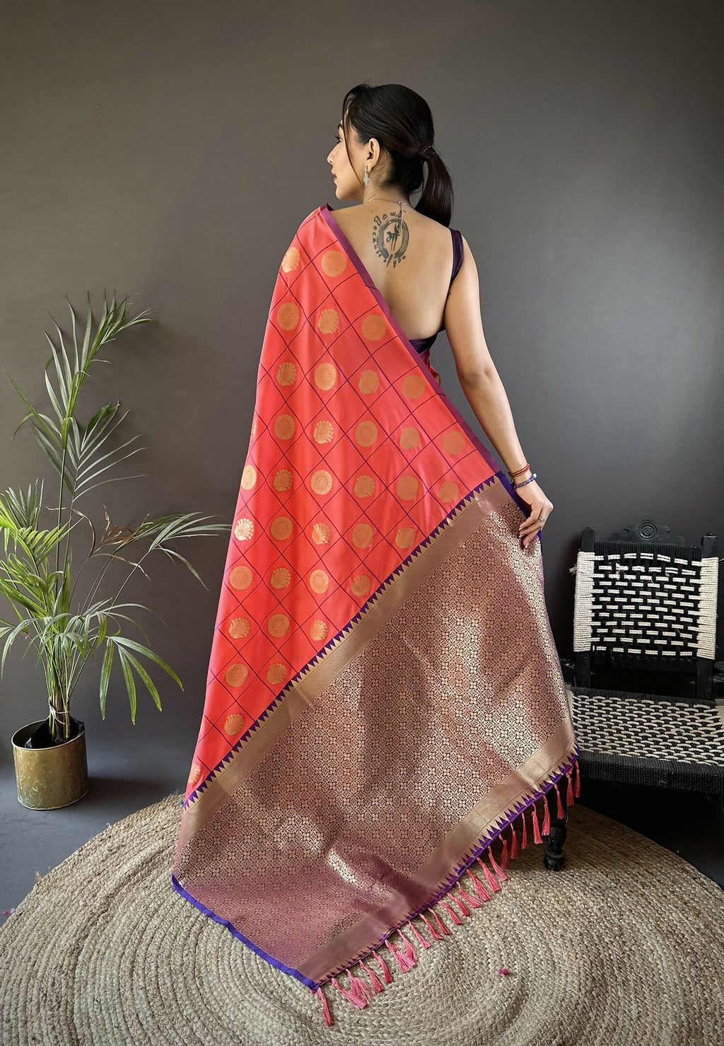 Joban Fashion Pink Checked & Circular Motifs Soft Silk Banarasi Saree