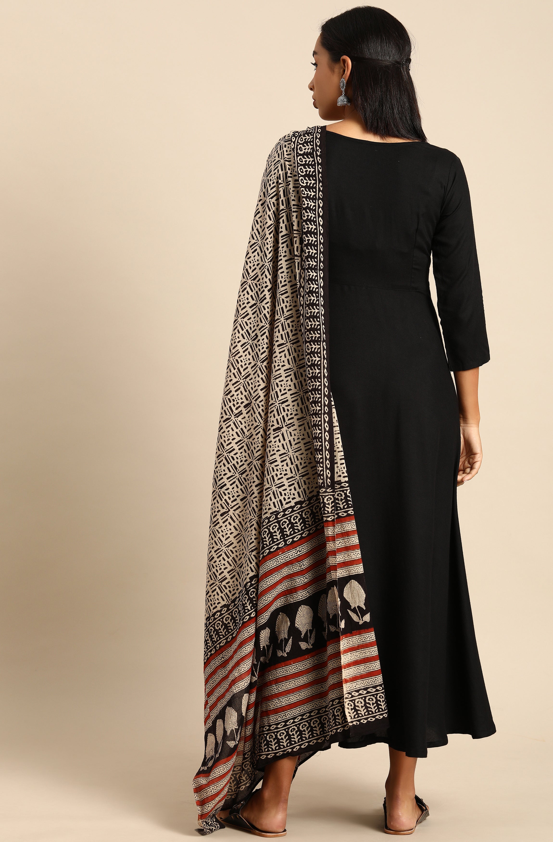 Janasya Women's Black Rayon Solid Kurta With Dupatta