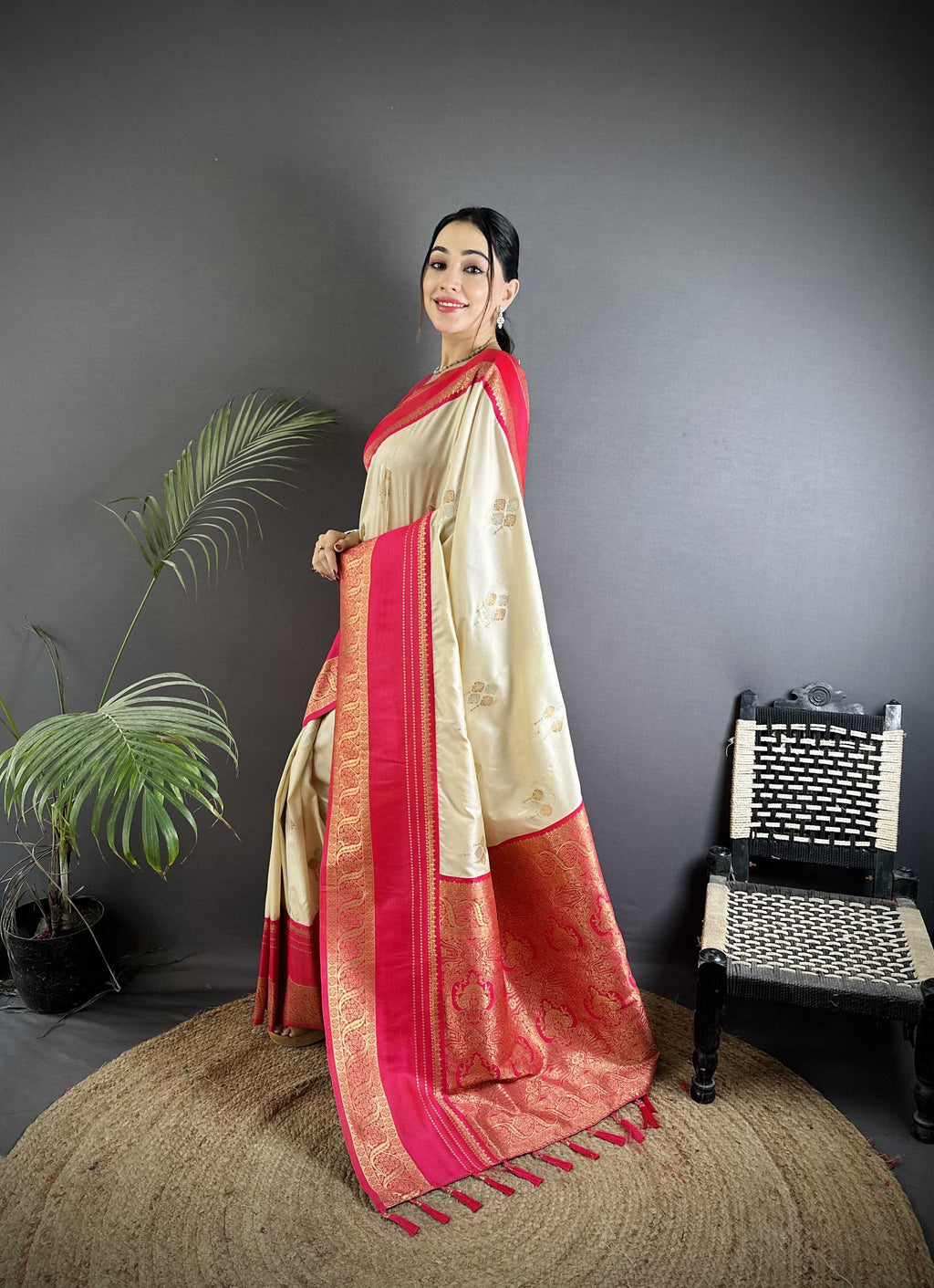 Sonakshi Women'S Offwhite Premium Soft Silk Zari Woven Traditional Saree With Blouse