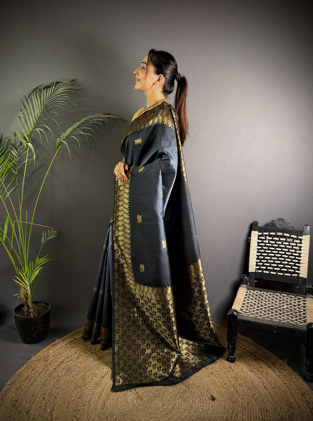 Sonakshi Women'S Grey Ikkat Silk Zari Woven Traditional Saree With Blouse