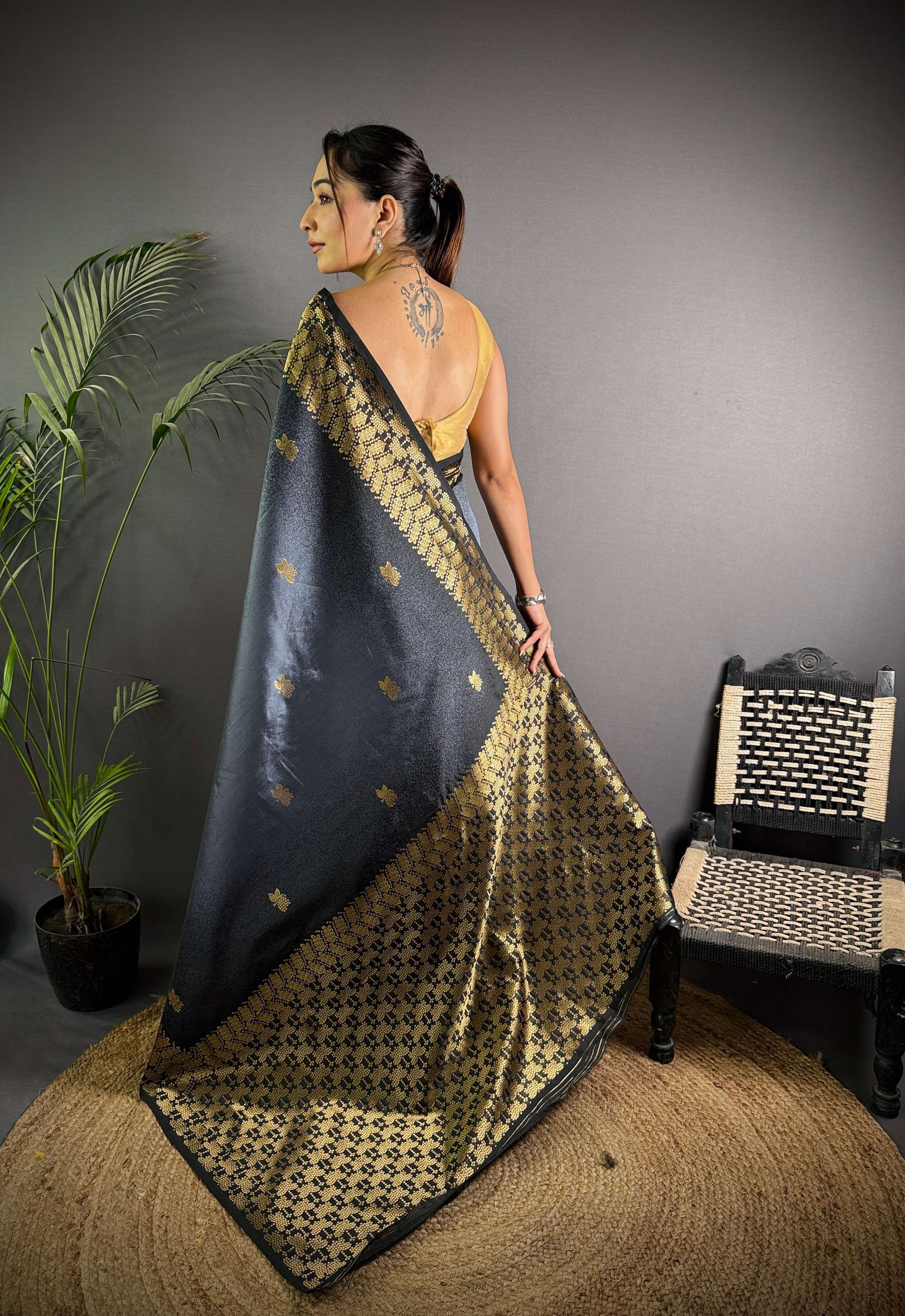 Sonakshi Women'S Grey Ikkat Silk Zari Woven Traditional Saree With Blouse