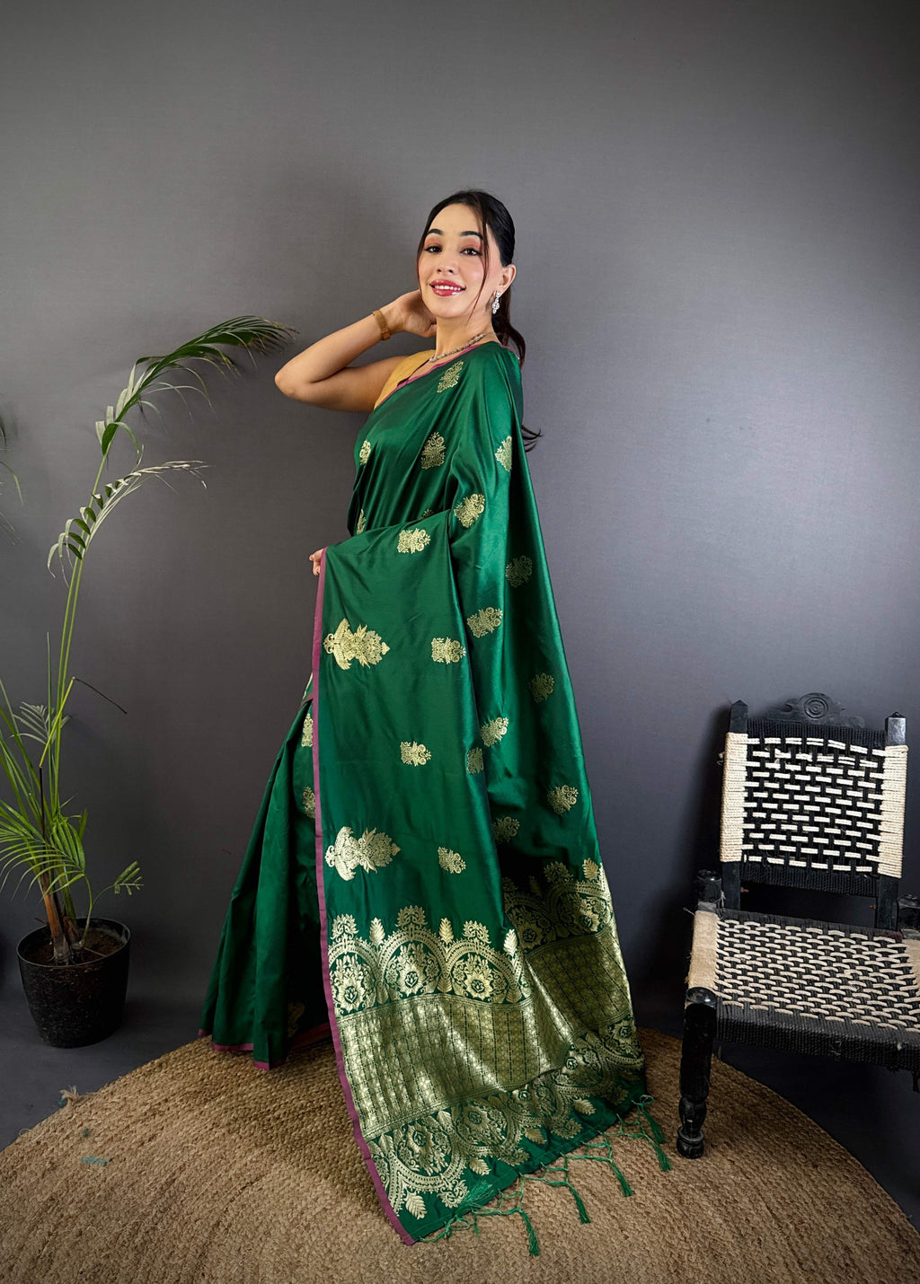 Sonakshi Women'S Ramagreen Pure Lichi Silk With Weaving Zari Traditional Saree With Blouse