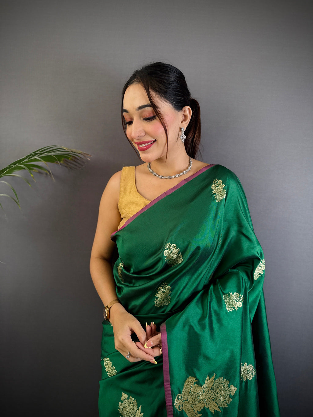 Sonakshi Women'S Ramagreen Pure Lichi Silk With Weaving Zari Traditional Saree With Blouse
