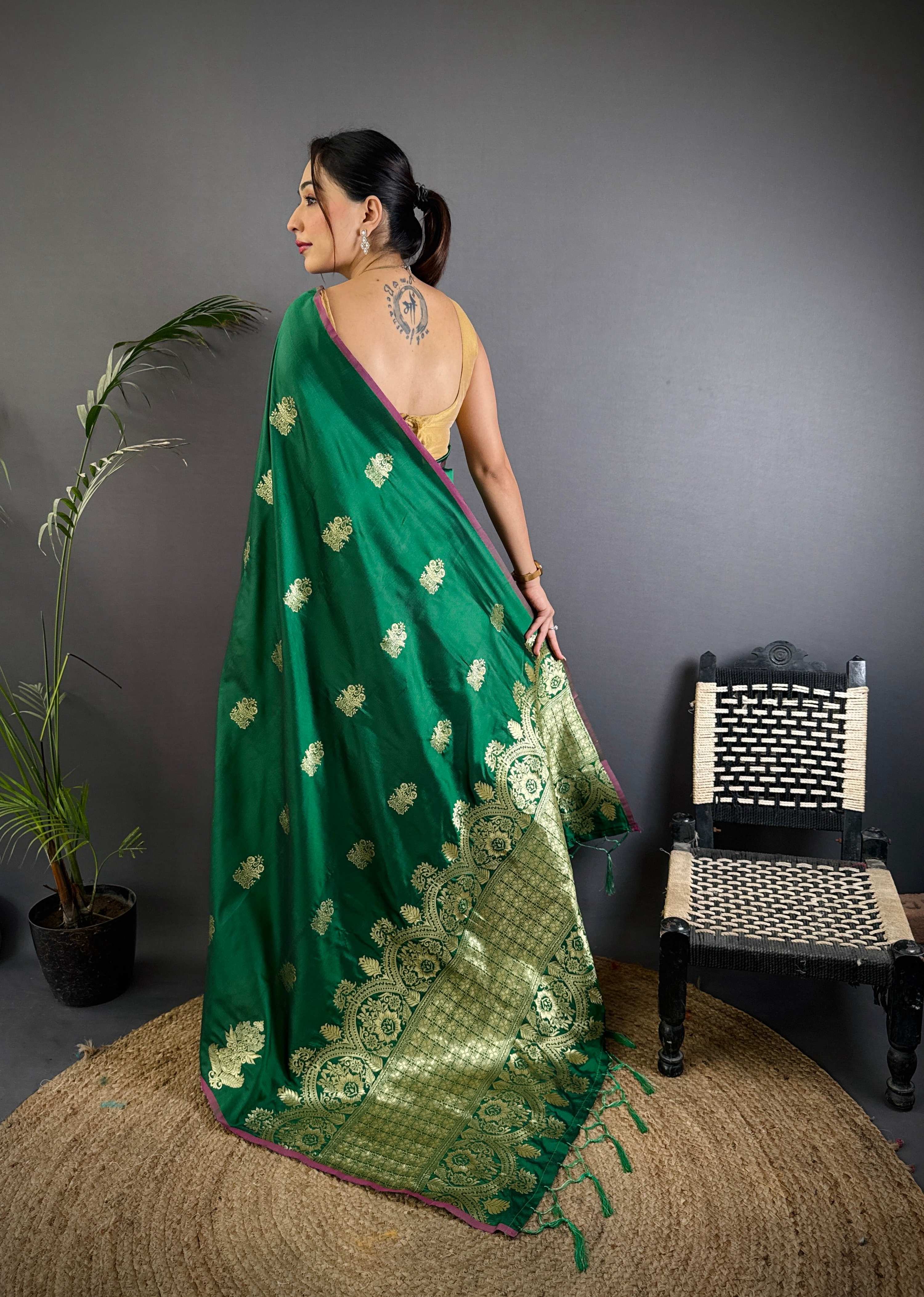 Sonakshi Women'S Ramagreen Pure Lichi Silk With Weaving Zari Traditional Saree With Blouse