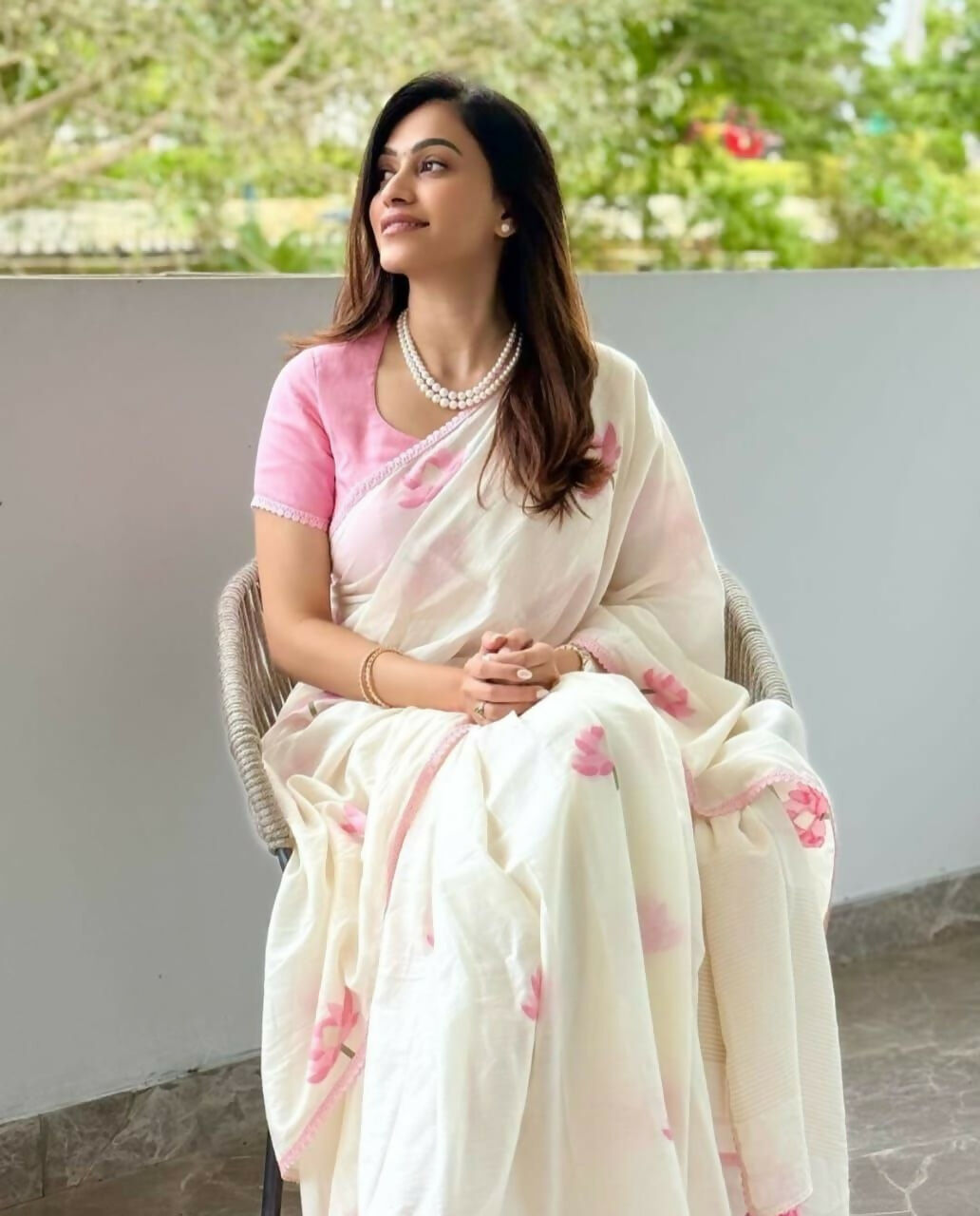 Prime Volt Women's Cream Floral Digital Print Soft Linen Saree With Lace Border & Blouse