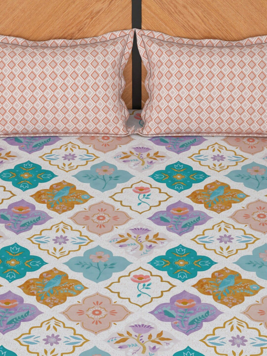 Story@home White & Peach-Coloured 180 TC Queen Bedsheet With 2 Pillow Covers