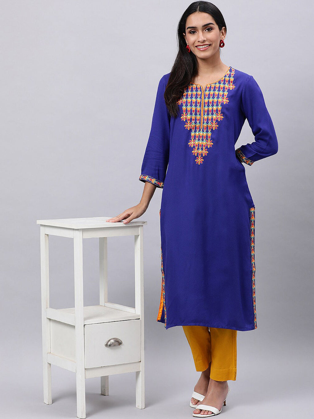 Souchii Women Beautiful Ethnic Motifs Yoke Design Mirror Work Kurta