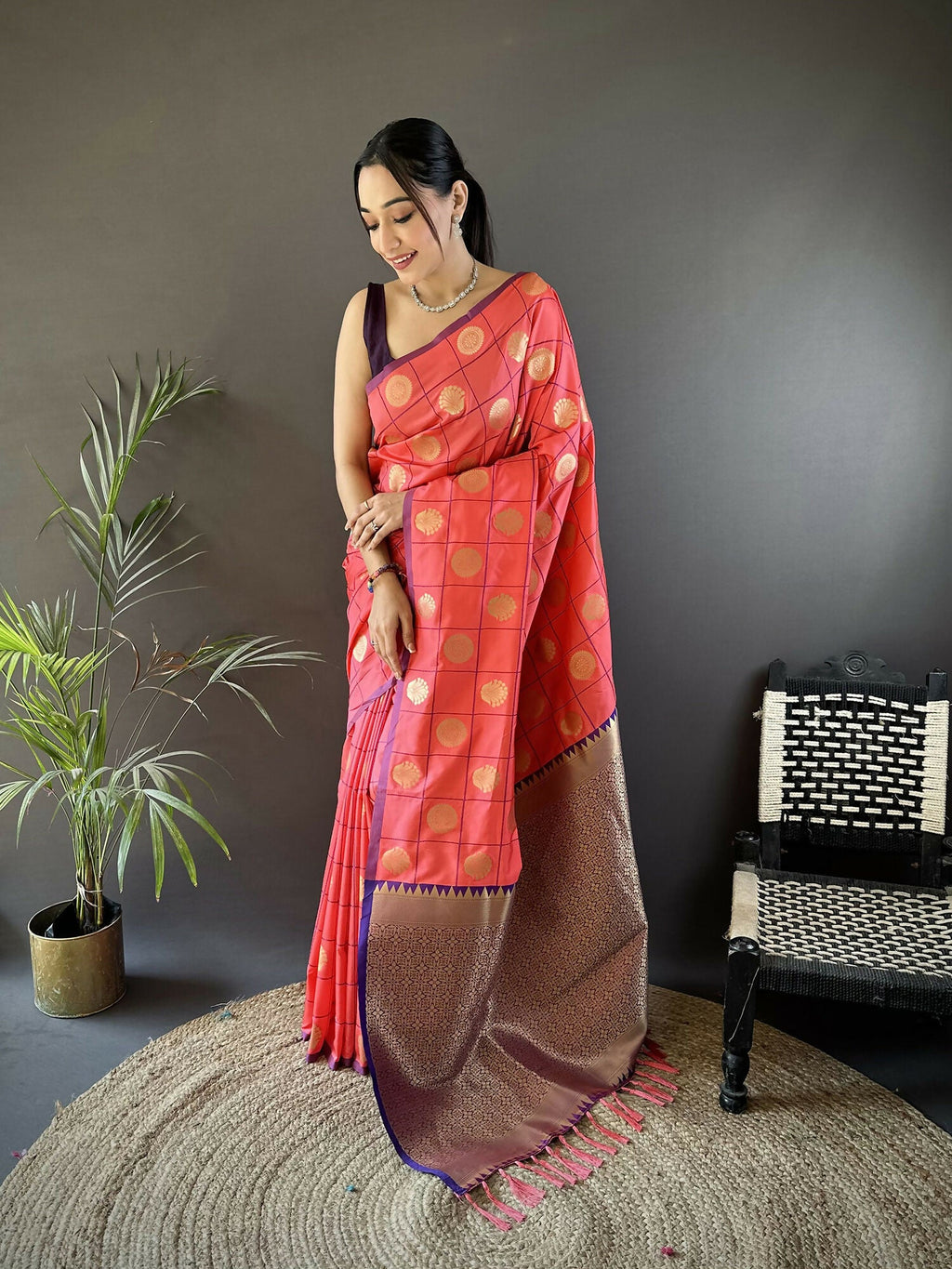 Joban Fashion Pink Checked & Circular Motifs Soft Silk Banarasi Saree