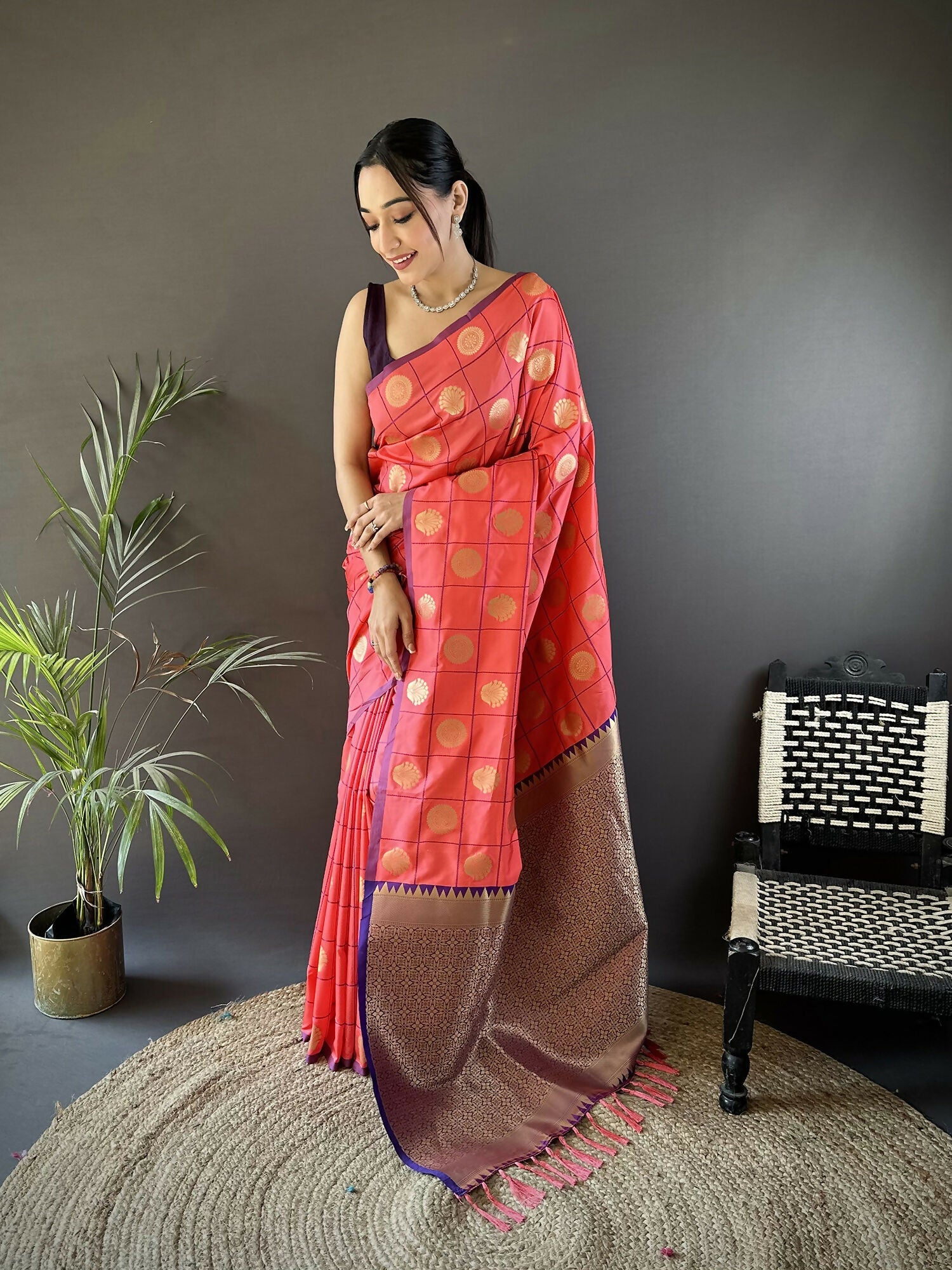 Joban Fashion Pink Checked & Circular Motifs Soft Silk Banarasi Saree