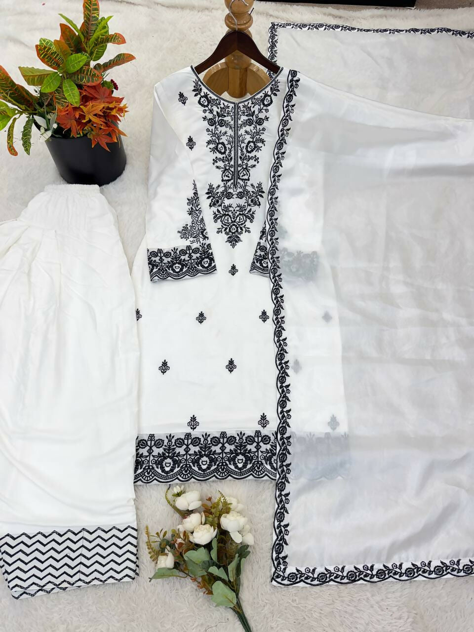 Teeya Creation Womens Trendy Stylish Embroidery Thread Work Black Kurta Set