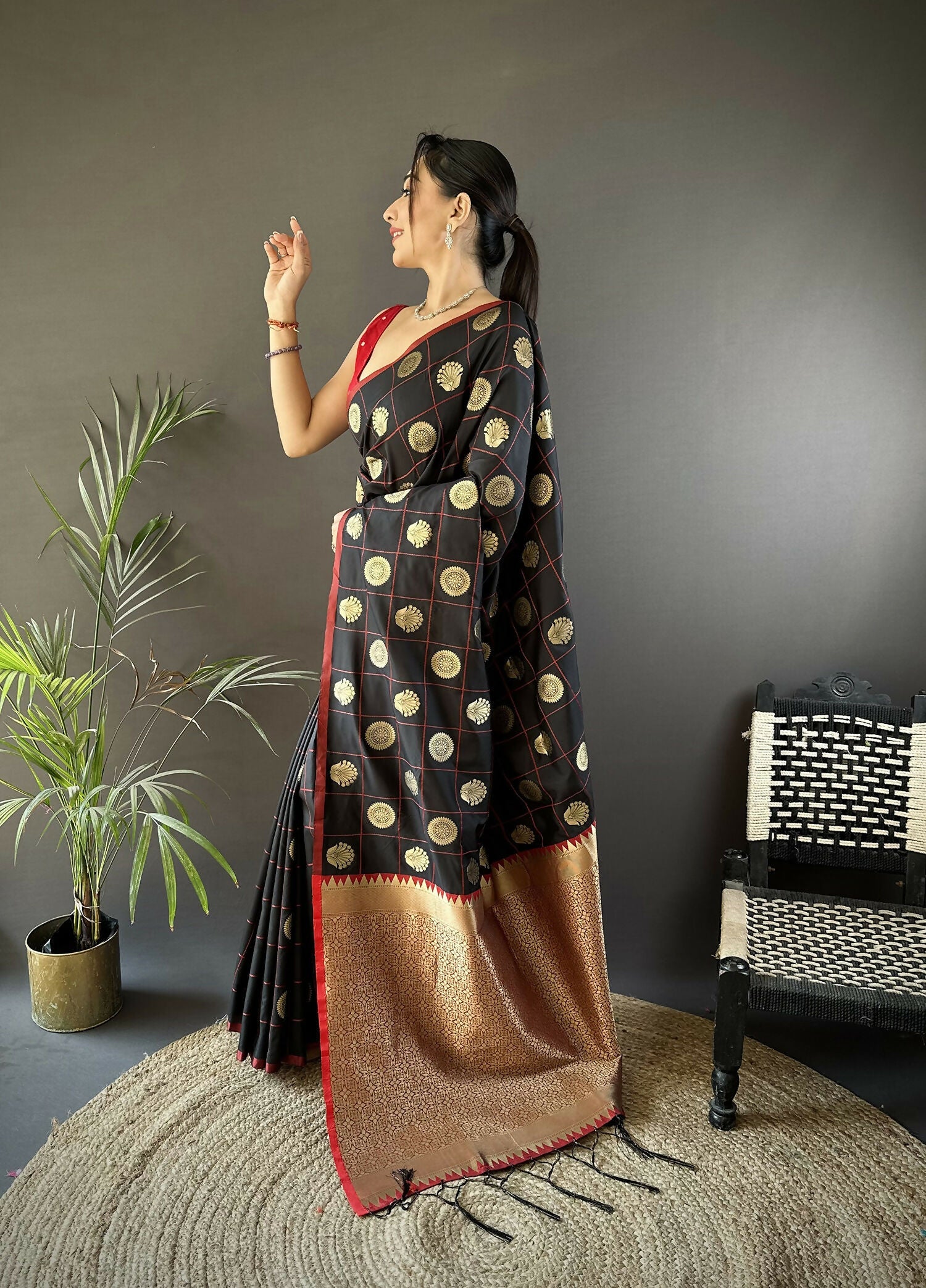 Joban Fashion Black Checked & Circular Motifs Soft Silk Banarasi Saree